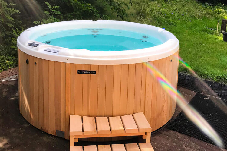 Nordic Hot tubs Red Cedar wellness massage jets jacuzzi Leisurecraft Europe crown classic model