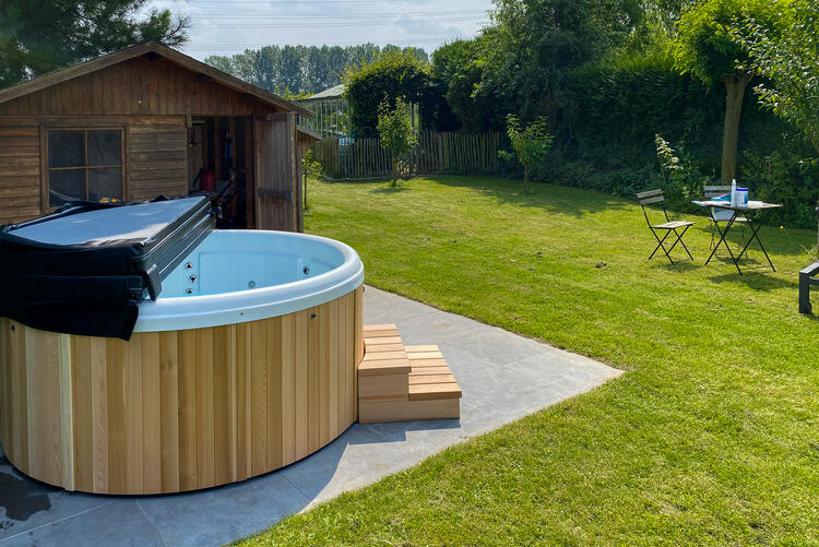 Nordic Hottub Red Cedar jacuzzi Leisurecraft Europe crown classic model