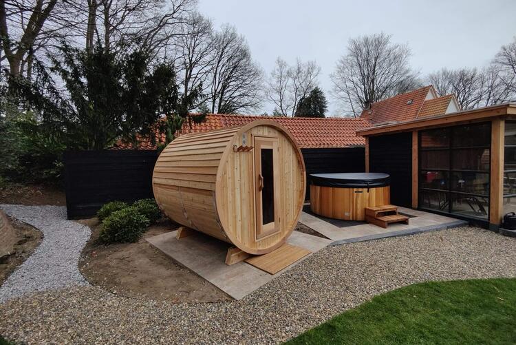 Leisurecraft Europe red cedar knotty sauna