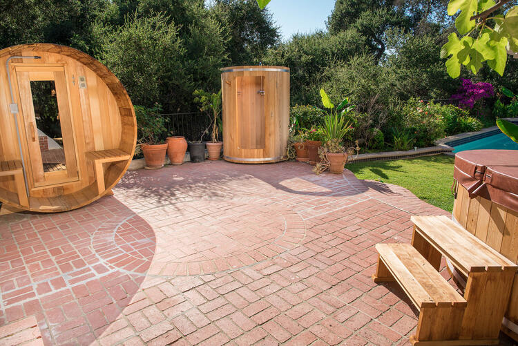 Dundalk leisurecraft europe Red Cedar barrel shower